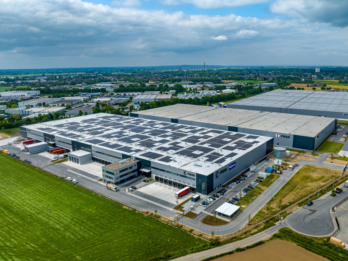 Das Neugeschäft mit Nø Cosmetics hat Fiege am Standort in Emmerich untergebracht, wo der Kontraktlogistikexperte in zwei Multi-User-Centern über insgesamt 64.000 Quadratmeter Logistikfläche verfügt. (Foto: Fiege)